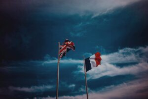 The waving flags of the UK and France, the countries that participated in the 7 Years War